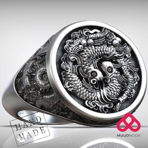 中国の川魚リング - 陰陽鯉のモチーフと幸運の波がデザインされた手作りのシルバー印章。バランス、繁栄、そして精神的な流れの象徴です。