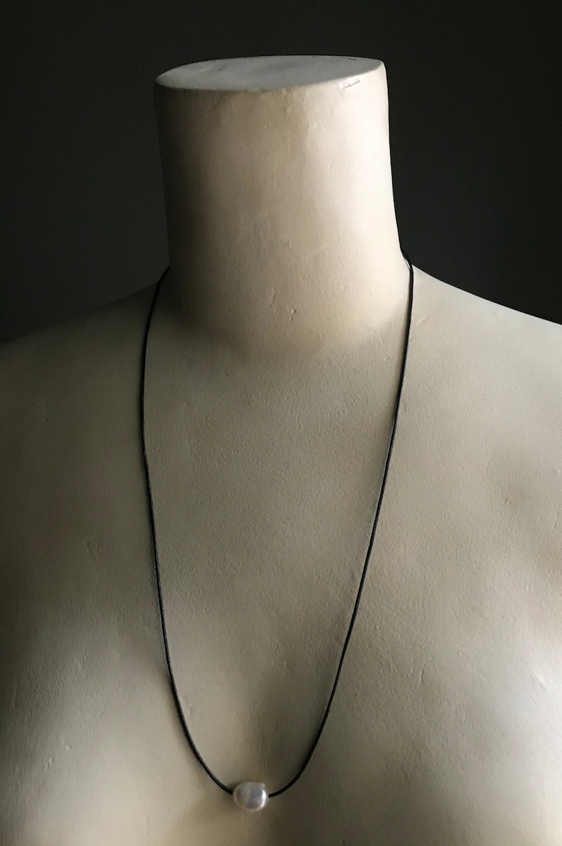 Solitary Pearl and Leather Necklace Adjustable