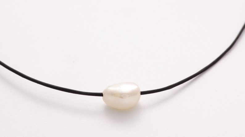 Solitary Pearl and Leather Necklace Adjustable