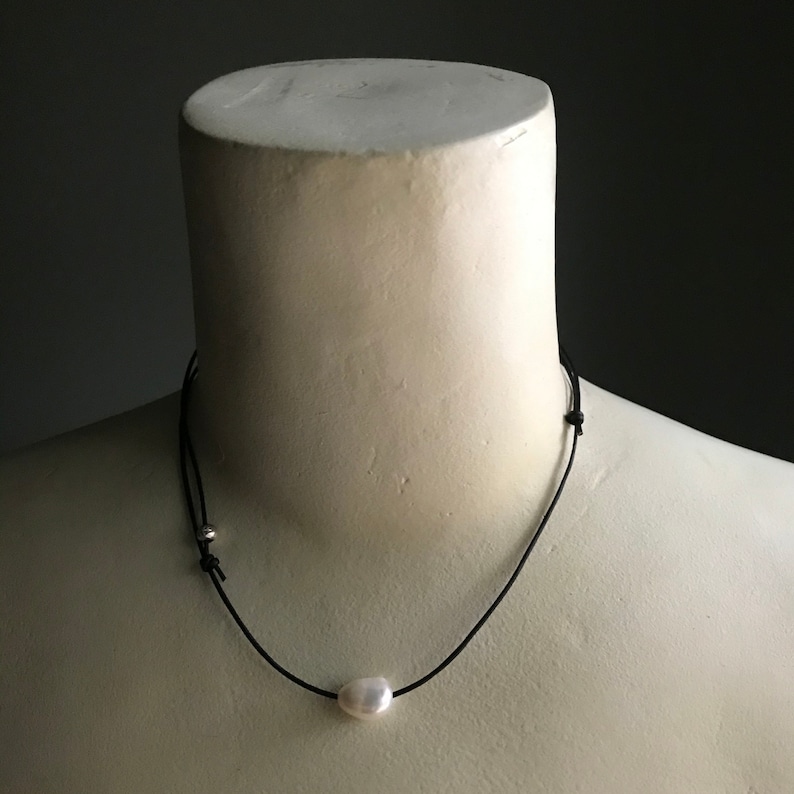 Solitary Pearl and Leather Necklace Adjustable