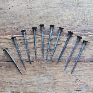 Set aus 5 handgeschmiedeten 10 cm langen Nägeln Alte, von Hand geschmiedete Schmiedenägel Seltene quadratische Eisennägel Flachnägel