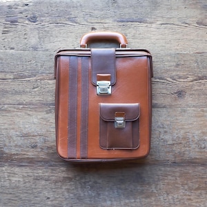 Maletín vintage de 1982 Estuche antiguo Estuche de viaje retro Estuche para documentos de color marrón soviético con bolsillo Estuche para equipaje desgastado Bolso para computadora portátil vintage