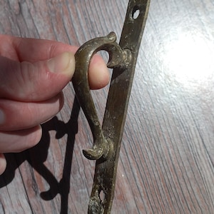 Litet vintage mässingshandtag för skåp eller fönster: Rustikt litet dörrhandtag för ladugård, 13 cm långt