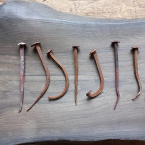 19th century Set von 8 langen und 10 kurzen rostigen Nägeln Alte Hand gemacht Schmiedenägel Seltene eckiger Nagel aus Eisen Antike Nägel 10 gebogene Nägel