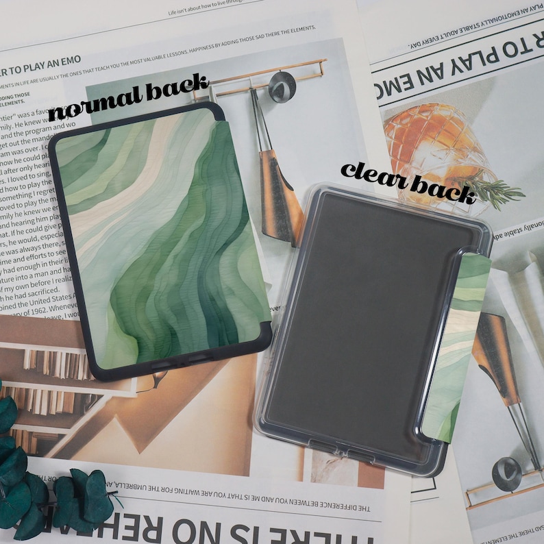 K&ouml;nnte beinhalten: Zwei Handyh&uuml;llen werden gezeigt. Eine hat eine transparente R&uuml;ckseite, die andere ein gr&uuml;nes Aquarelldesign. Die H&uuml;llen sind rechteckig und zum Schutz eines Telefons konzipiert. Das Design auf der normalen R&uuml;ckseite weist Gr&uuml;nt&ouml;ne auf.