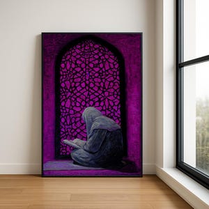 Può includere: Un'opera d'arte incorniciata raffigura una persona con un abito con cappuccio che legge un libro, seduta davanti a una vetrata. L'intricato disegno della finestra è magenta intenso su sfondo nero. La figura è resa in sfumature di grigio e blu.