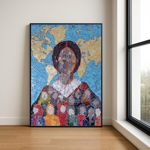 Può includere: Opera d'arte a mosaico incorniciata raffigurante il ritratto di una persona con uno sfondo a mappa del mondo. Il ritratto è composto da vari pezzi di mosaico, con uno sfondo blu e continenti dorati. Un gruppo di figure in abiti colorati è in basso.