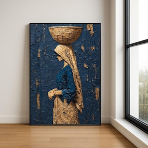 Puede incluir: Obra de arte mural texturizada que representa a una mujer llevando una cesta sobre su cabeza. La obra tiene un fondo azul oscuro con detalles dorados. La mujer está de perfil, vestida con un vestido azul y un velo dorado. La pieza está enmarcada en un marco negro.