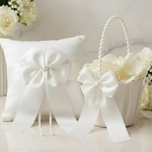 White Satin Flower Girl Basket Ring Bearer Pillow Set Pearl Handle Wedding Basket Classic Bow Traditional Bridal Party Ceremony Decor