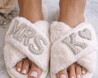 Personalized Mrs Bridesmaid Slippers Custom Bride Slides Rhinestone Wedding Slippers Bridal Shower Gift Honeymoon Footwear Engagement Gift
