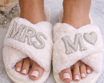 Personalized Mrs Slippers Custom Bride Slides Rhinestone Wedding Slippers Bridal Shower Gift Honeymoon Footwear Engagement Present