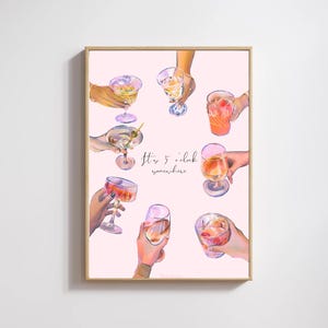 Könnte beinhalten: Ein rosa Hintergrund mit dem Text "It's 5 o'clock somewhere" in Weiß. Es gibt acht verschiedene Gläser Wein und Cocktails, die jeweils von einer Hand gehalten werden.