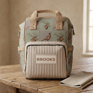 Mochila cambiador con estampado de retazos de alces y faisanes / Bolso cambiador con monograma a rayas de seersucker