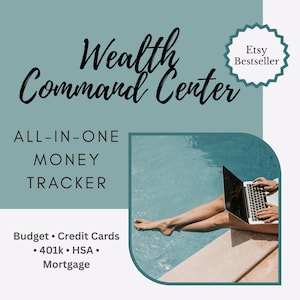 Puede incluir: Imagen que promociona un rastreador de dinero "Wealth Command Center". El texto incluye "All-in-One Money Tracker" y menciona presupuesto, tarjetas de crédito, 401k, HSA e hipoteca. Una persona usa una computadora portátil cerca de una piscina. Insignia "Etsy Bestseller".