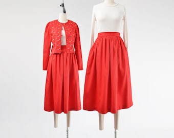 Completo vintage anni '90 con gonna in piqué rosso, giacca ricamata a pois e gonna midi ampia, due pezzi in cotone e poliestere, taglia XS S