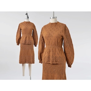 Conjunto de falda de punto marrón estilo años 70, talla XS / Suéter vintage de punto calado y falda lápiz midi, dos piezas de estilo boho crochet.