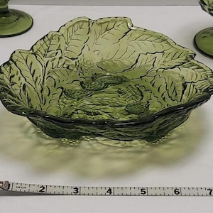 Vintage Green Pressed Glass Berry Bowl – Leaf & Fruit Pattern, Mid-Century Decorative Dish, 8&quot; Avocado Green Glassware