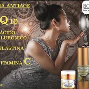 Puede incluir: Un anuncio de cosméticos para el cuidado de la piel Bio Riko. La imagen presenta a una mujer sosteniendo un espejo, con varios productos para el cuidado de la piel en primer plano. El texto en la imagen incluye "CREMA ANTIAGE", "Q10", "ÁCIDO HIALURÓNICO", "ELASTÍNA" y "VITAMINA C".