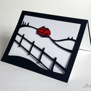 Carte de vacances Snowy Red Barn, carte de vœux du solstice de Noël, art en papier découpé élégant, noir blanc et rouge