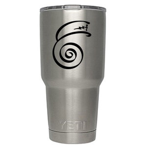 K&ouml;nnte beinhalten: Ein YETI Becher aus Edelstahl mit einem schwarzen Spiralmuster.
