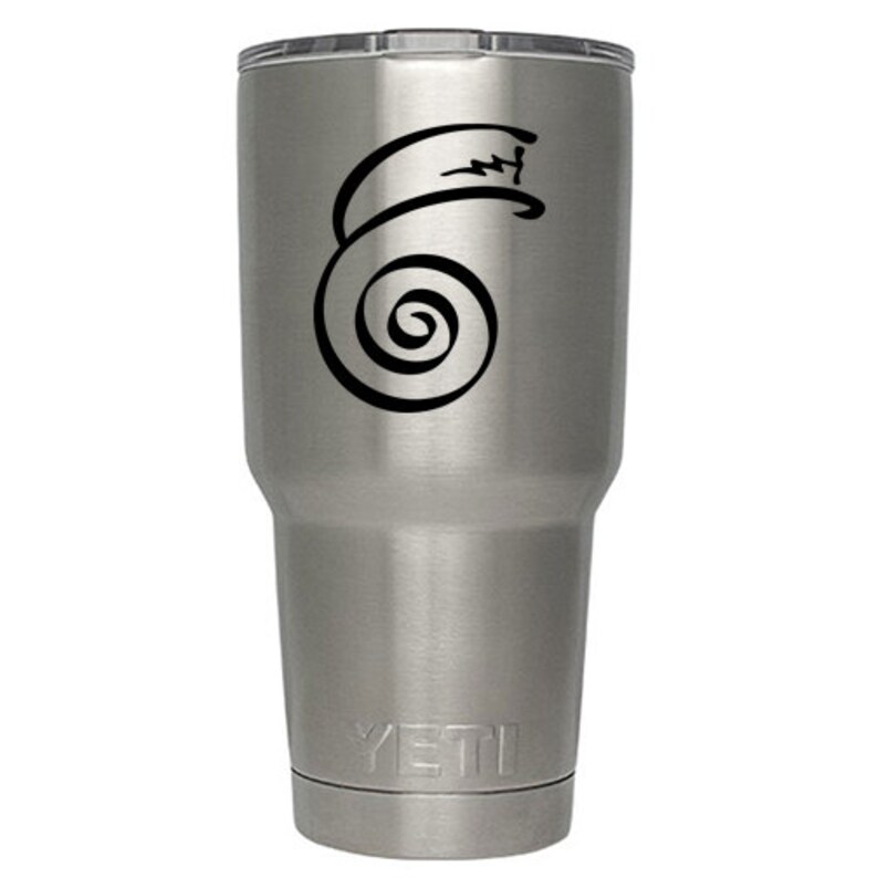 K&ouml;nnte beinhalten: Ein YETI Becher aus Edelstahl mit einem schwarzen Spiralmuster.