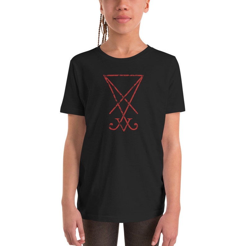 Pode incluir: Camiseta preta para jovens com um s&iacute;mbolo de pentagrama invertido vermelho e desbotado.