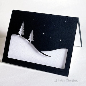 Carte de vœux scène d'hiver, voeux de Noël moderne, carte du solstice, silhouette de la colline enneigée, noir et blanc