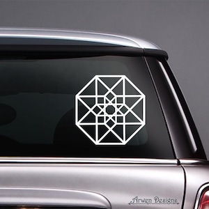 以下が含まれることがあります： 白い幾何学模様の車のステッカー。ステッカーは、星や結晶に似た、線と形の複雑なパターンを特徴としています。ステッカーは銀色の車のリアウィンドウに貼られています。「Arwen Designs」の文字が見えます。