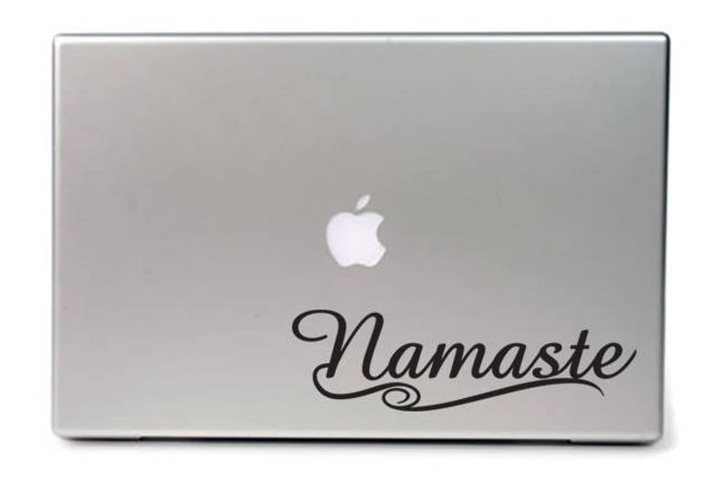 Puede incluir: Un port&aacute;til plateado con un logotipo de Apple negro y una pegatina de vinilo negro que dice "Namaste" en una fuente cursiva.
