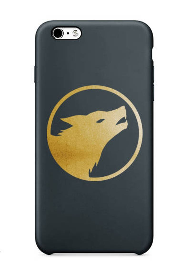 K&ouml;nnte beinhalten: Eine schwarze Handyh&uuml;lle mit einer goldenen Wolfskopf-Silhouette in einem Kreis.