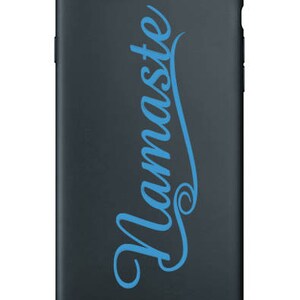 Puede incluir: Una funda de tel&eacute;fono negra con un dise&ntilde;o "Namaste" azul.