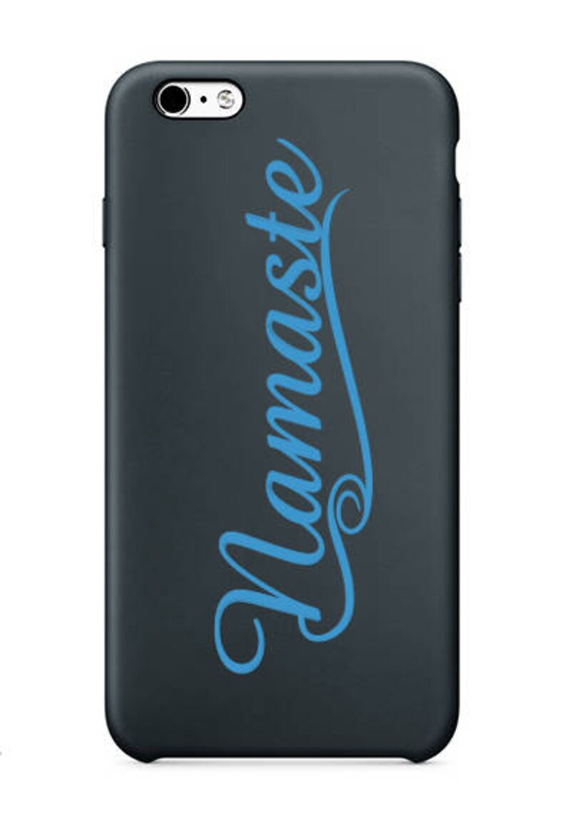 Puede incluir: Una funda de tel&eacute;fono negra con un dise&ntilde;o "Namaste" azul.