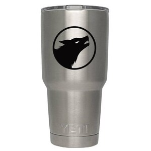 K&ouml;nnte beinhalten: Ein Yeti-Becher aus Edelstahl mit einer schwarzen Wolfssilhouette in einem Kreis auf der Seite. Der Becher hat das Wort "YETI" auf dem Boden eingepr&auml;gt.