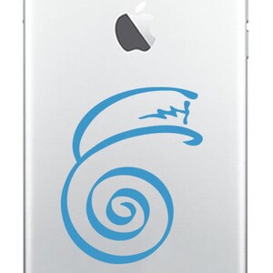 K&ouml;nnte beinhalten: Ein wei&szlig;es iPhone mit einem blauen Wirbelmuster auf der R&uuml;ckseite.