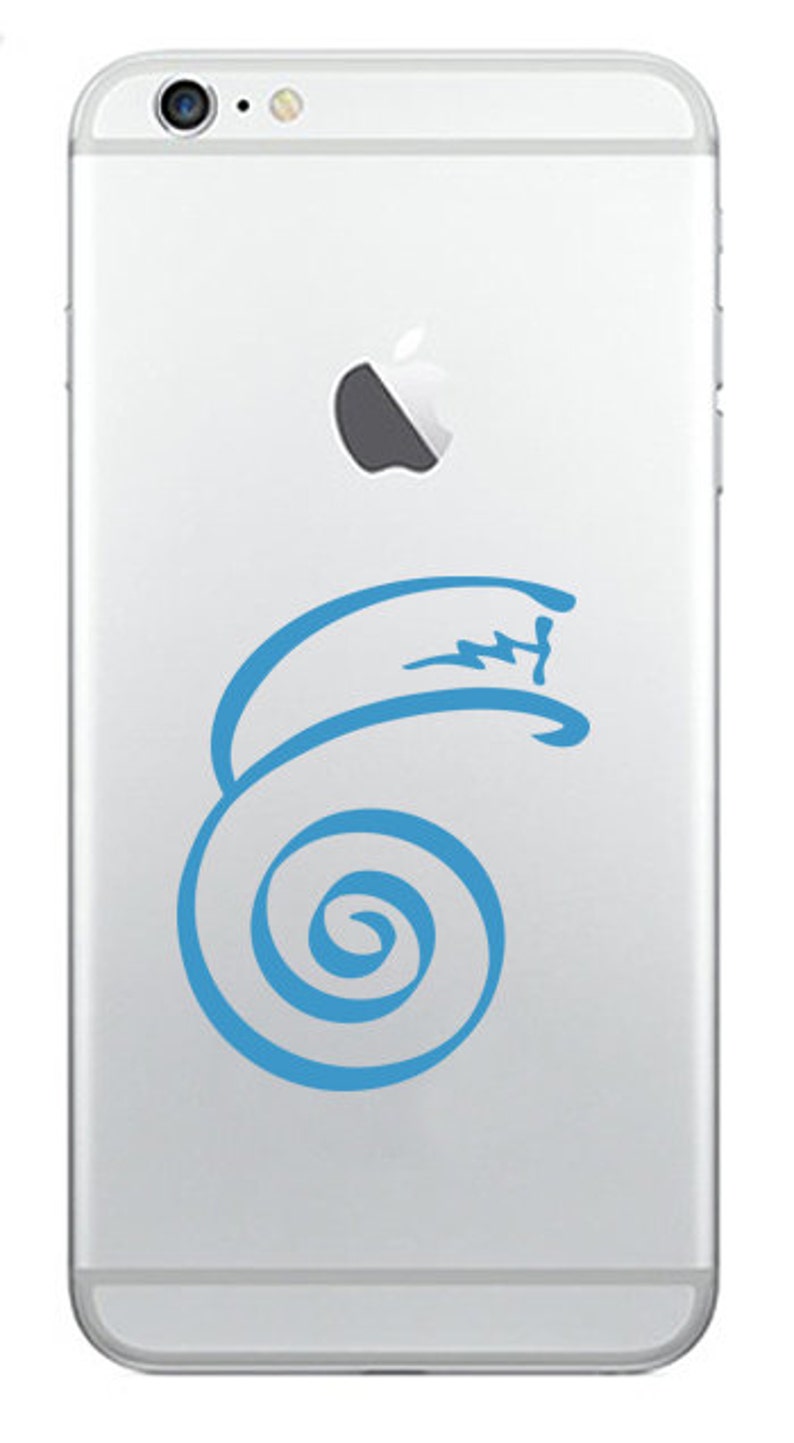 K&ouml;nnte beinhalten: Ein wei&szlig;es iPhone mit einem blauen Wirbelmuster auf der R&uuml;ckseite.