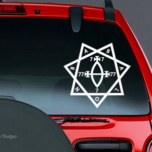 Könnte beinhalten: Weißer Vinyl-Aufkleber mit einem siebenzackigen Stern, an dessen Spitzen die Buchstaben A, B, N, O und L angebracht sind. In der Mitte des Sterns befindet sich ein Kreuz mit der Zahl 7 auf jeder Seite und der Zahl 777 auf jeder Seite des Kreuzes.