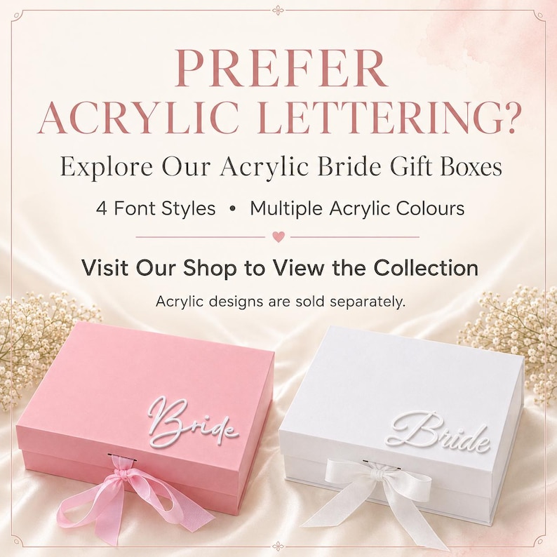 Puede incluir: Dos cajas de regalo rectangulares, una rosa y otra blanca, cada una con una etiqueta de acr&iacute;lico blanco con la palabra Bride en la tapa y un cierre de cinta de sat&eacute;n a juego. El texto superior dice PREFER ACRYLIC LETTERING? Explore Our Acrylic Bride Gift Boxes.