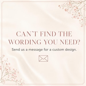 Puede incluir: Un gr&aacute;fico cuadrado con fondo crema p&aacute;lido y un borde fino. El texto dice CAN'T FIND THE WORDING YOU NEED? Send us a message for a custom design. Un icono de sobre de l&iacute;neas est&aacute; centrado debajo, con peque&ntilde;as flores rosas en las esquinas.