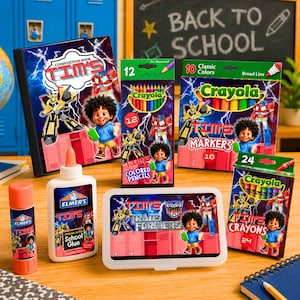 Puede incluir: Una colección de material escolar con Transformers y un personaje de dibujos animados, que incluye un cuaderno, una caja de 12 lápices de colores Crayola, 10 rotuladores Crayola, 24 ceras Crayola, una barra de pegamento y pegamento escolar.