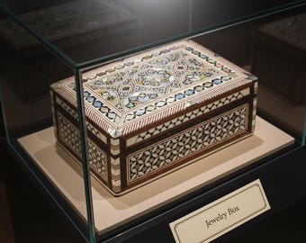 古代エジプトのファラオ風の宝箱 石と天然色で作られたエジプトの宝箱