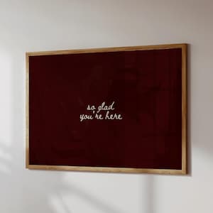 Så glad att du är här vinröd citatposter, minimalistisk heminredning (digital nedladdning, horisontell)
