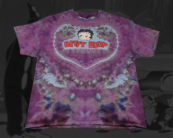 Camiseta gráfica Betty Boop para adulto XL: tie-dye en morado y rosa, diseño de corazones en la columna vertebral, estilo retro de dibujos animados, estilo vintage.