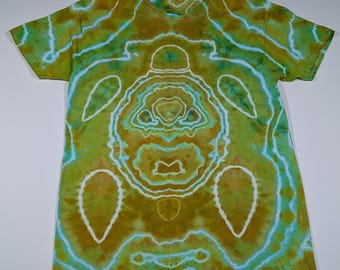 Camiseta de tortuga teñida en hielo para adulto (talla mediana) - Camiseta con estampado de geoda teñida a mano en amarillo, verde y azul - 100 % algodón Hanes - Regalo único con teñido anudado
