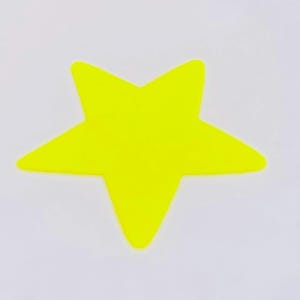 Könnte beinhalten: Eine leuchtend gelbe Sternform vor einem weißen Hintergrund. Der Stern hat fünf Zacken und ein glattes, festes Aussehen. Die Farbe ist ein leuchtendes, auffälliges Gelb.