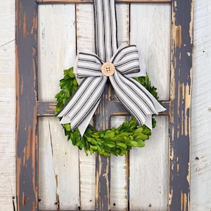 Rustikaler Fensterrahmen mit Kranz und Bändern Dekor