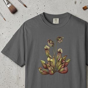 Camiseta con ilustración de la planta carnívora Sarracenia / Camisetas artísticas