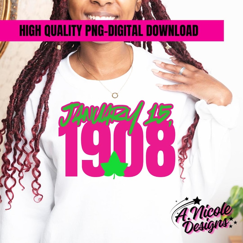 Puede incluir: Una camiseta blanca de manga larga con el texto "January 15, 1908" en rosa y verde. El texto est&aacute; en un estilo manuscrito en negrita. Un tr&eacute;bol de cuatro hojas verde se encuentra en el centro del texto.