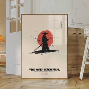 Pode incluir: Um pôster minimalista com uma silhueta preta de um samurai em pé na frente de um sol vermelho. O pôster tem o texto "忘れるな。" em japonês e o texto "FEAR FADES. ACTION STAYS. the one who will help you again is you." em inglês.