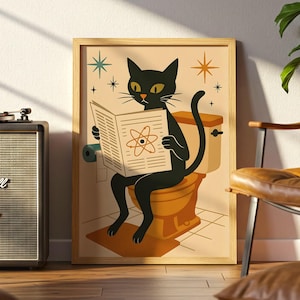 Puede incluir: Un estampado enmarcado que presenta un gato negro sentado en un inodoro, leyendo un periódico con un símbolo de átomo. La obra de arte de estilo retro utiliza una paleta de colores beige y naranja con detalles de estrellas. El estampado se exhibe en una habitación con un altavoz y una silla de cuero.