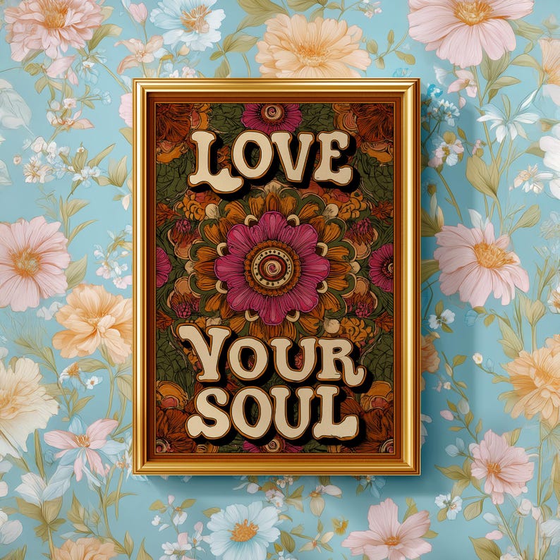 Puede incluir: Una impresi&oacute;n art&iacute;stica enmarcada con las palabras "LOVE YOUR SOUL" en una fuente retro. La obra de arte presenta un dise&ntilde;o de mandala floral en tonos de rosa, naranja y verde. El marco es dorado y el fondo es un papel pintado floral.